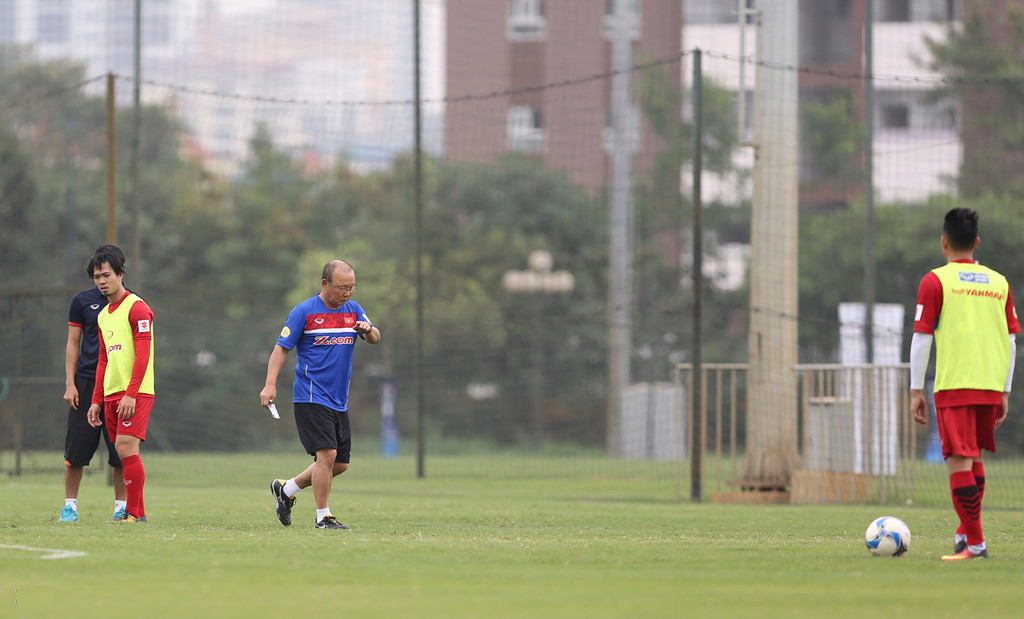 HLV Park Hang-seo yêu cầu Công Phượng tập thêm cùng tân binh